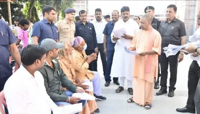 सीएम योगी ने गोरखपुर में सुनी जनता की फरियाद, अधिकारियों को दिये यह निर्देश