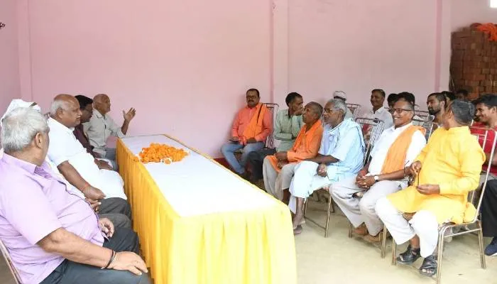 अयोध्या: चौपाल लगाकर सांसद ने सुनी समस्या, निवारण के दिए निर्देश