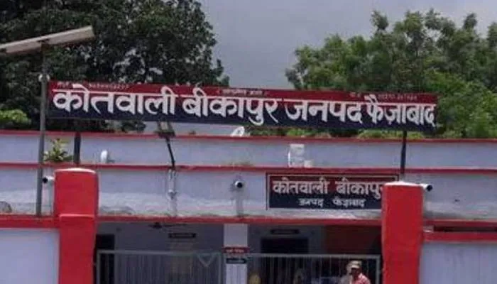 अयोध्या: दो सगी बहनों ने गांव के ही तीन युवकों पर लगाया घर में घुसकर मारपीट और अश्लील हरकत करने का आरोप
