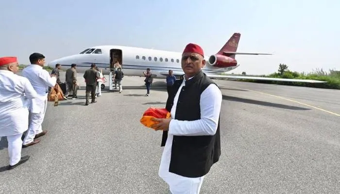 पिता की अस्थियां लेकर हरिद्वार पहुंचे अखिलेश यादव, साथ में पत्नी डिंपल और चाचा शिवपाल भी मौजूद
