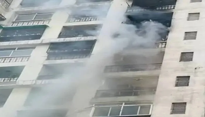 गाजियाबाद: महागुण मस्कट सोसायटी की 16वीं मंजिल लगी भीषण आग, सामान जलकर राख