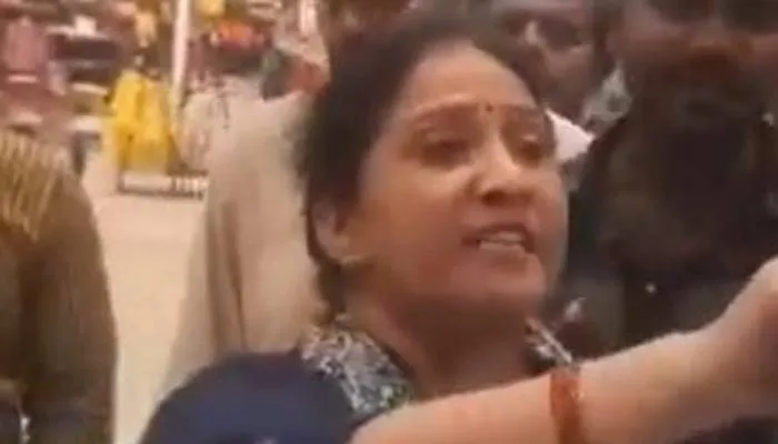 लखनऊ के लुलु मॉल में अब ग्राहकों ने किया जमकर हंगामा, जानें मामला