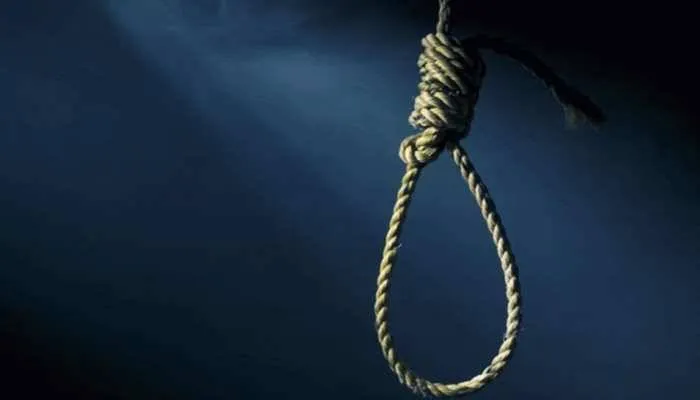 आगरा: पेड़ से लटकता मिला राजमिस्त्री का शव, परिजनों में कोहराम