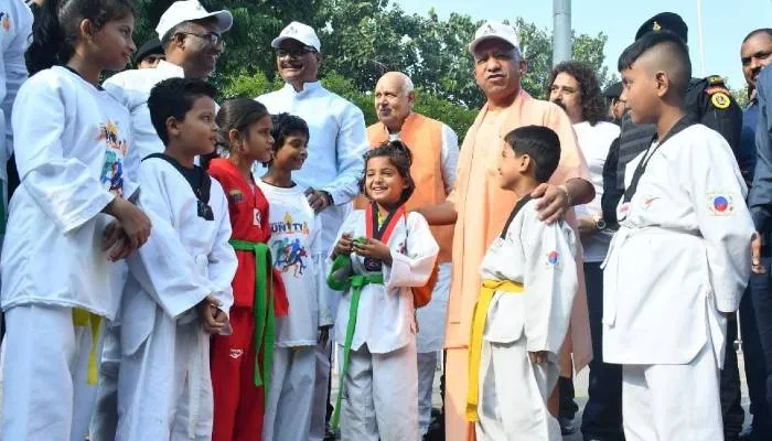 Video: मुख्यमंत्री योगी ने ‘रन फॉर यूनिटी’ को दिखाई हरी झंडी, बच्चों से भी की बातचीत
