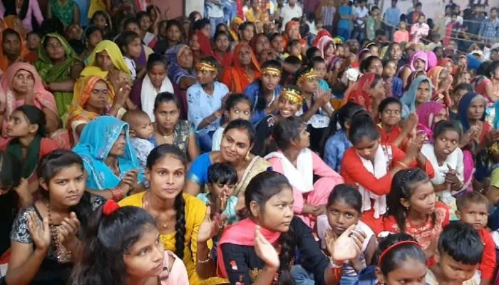 रायबरेली: देवी जागरण में रात भर भजनों पर झूमते रहे दर्शक