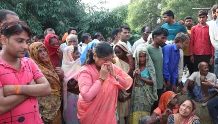 कानपुर हादसा : कोरथा गांव पहुंचे 27 शव,  परिवार के छह लोगों की अर्थी देख गिर पड़े सियाराम