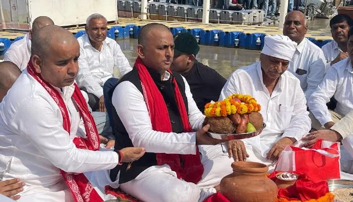 Mulayam Singh Yadav: बेटे अखिलेश ने नेताजी की अस्थियां संगम में की विसर्जित, नमन को उमड़ी भीड़