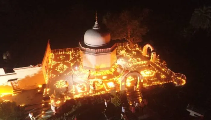 उन्नाव में मनाया गया दीपोत्सव, सवा लाख दीपों से जगमगाया घाट