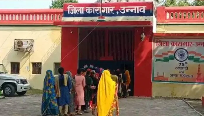 उन्नाव: भाई दूज पर जेल में बंद भाइयों को तिलक करने पहुंचीं बहनें