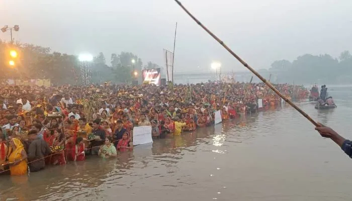 छठ पर्व 2022: उगते सूर्य को अर्घ्य देने सुल्तानपुर के  सीताकुंड धाम पर उमड़ा सैलाब, देखें तस्वीरें