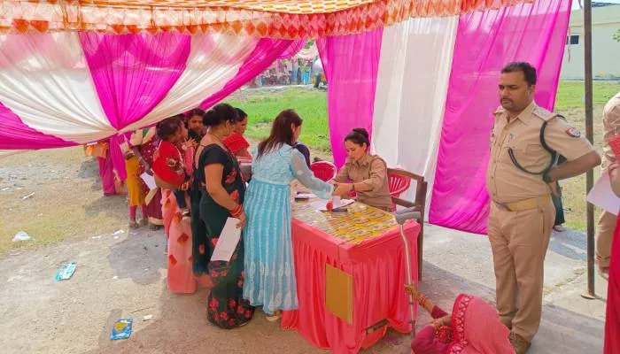 लखनऊ जेल में बहनों ने की भाइयों से मुलाकात, टीका लगाकर की लम्बी उम्र की प्रार्थना