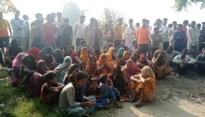 फर्रुखाबाद: होमगार्ड के भाई का खेत के पास फंदे से लटका मिला शव, परिजनों ने हत्या का लगाया आरोप