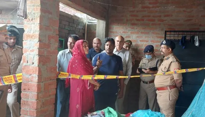 बहराइच: अधिवक्ता की गला रेतकर हत्या, बगल में सोती रही पत्नी, एसपी ने लिया मौके का जायजा