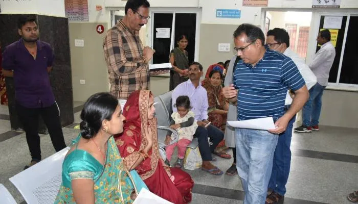 अयोध्या: जनसुविधाओं की हकीकत जानने निकले मंडलायुक्त को मिली खामियां तो लगाई फटकार