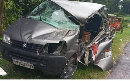 पीलीभीत: बारिश में टूटे पेड़ से टकराई ईको, एक की मौत, 11 घायल