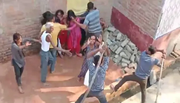 हरदोई: जमीन के झगड़े में महिलाओं और बुजुर्गों को लाठियों से पीटा, वीडियो वायरल