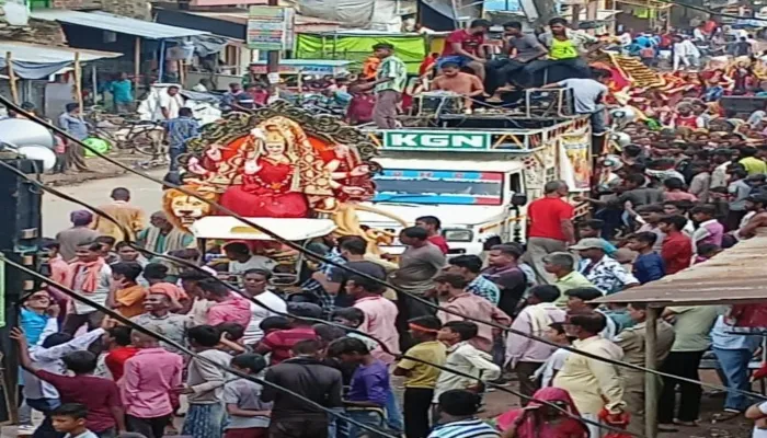 बांदा: नम आंखों से दी मां भगवती को विदाई, विसर्जित की देवी प्रतिमा