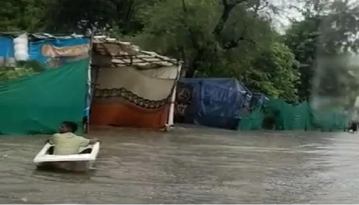 आगरा: एत्मादपुर में बारिश का कहर, छत गिरी, एक की मौत