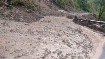 चंपावत: लगातार बारिश के चलते चंपावत-पिथौरागढ़ राजमार्ग में आवाजाही प्रभावित