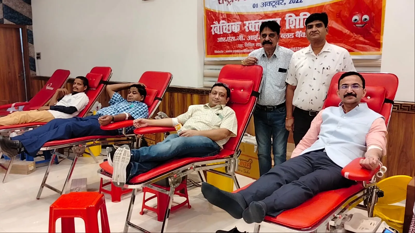 बरेली: IMA हाॅल में डॉक्टरों ने किया स्वैच्छिक रक्तदान, बताए इसके फायदे