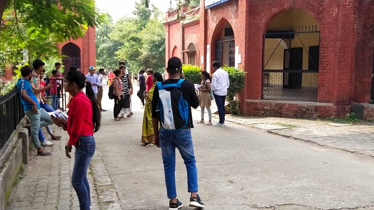 बरेली कॉलेज में एडमिशन को लेकर महिला ने काटा हंगामा, सीटें फुल होने पर भड़की