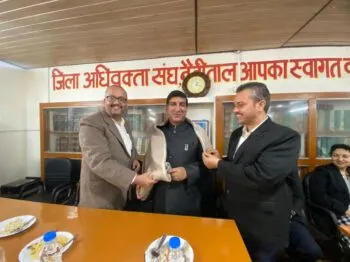 नैनीताल: जिला जज को अधिवक्ताओं ने किया सम्मानित