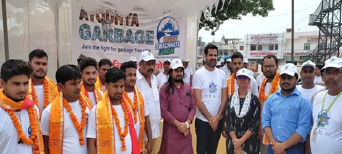 स्वच्छता की अलख जगाती बाइकर्स टीम पहुंची अयोध्या