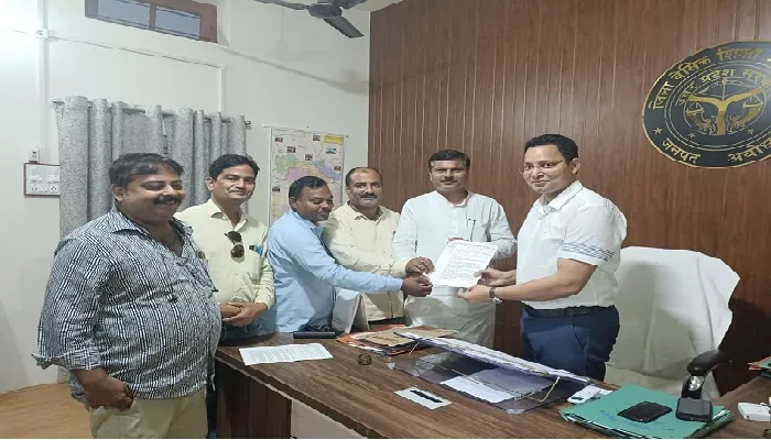 पदोन्नति एवं वेतन भुगतान को लेकर बीएसए को सौंपा ज्ञापन