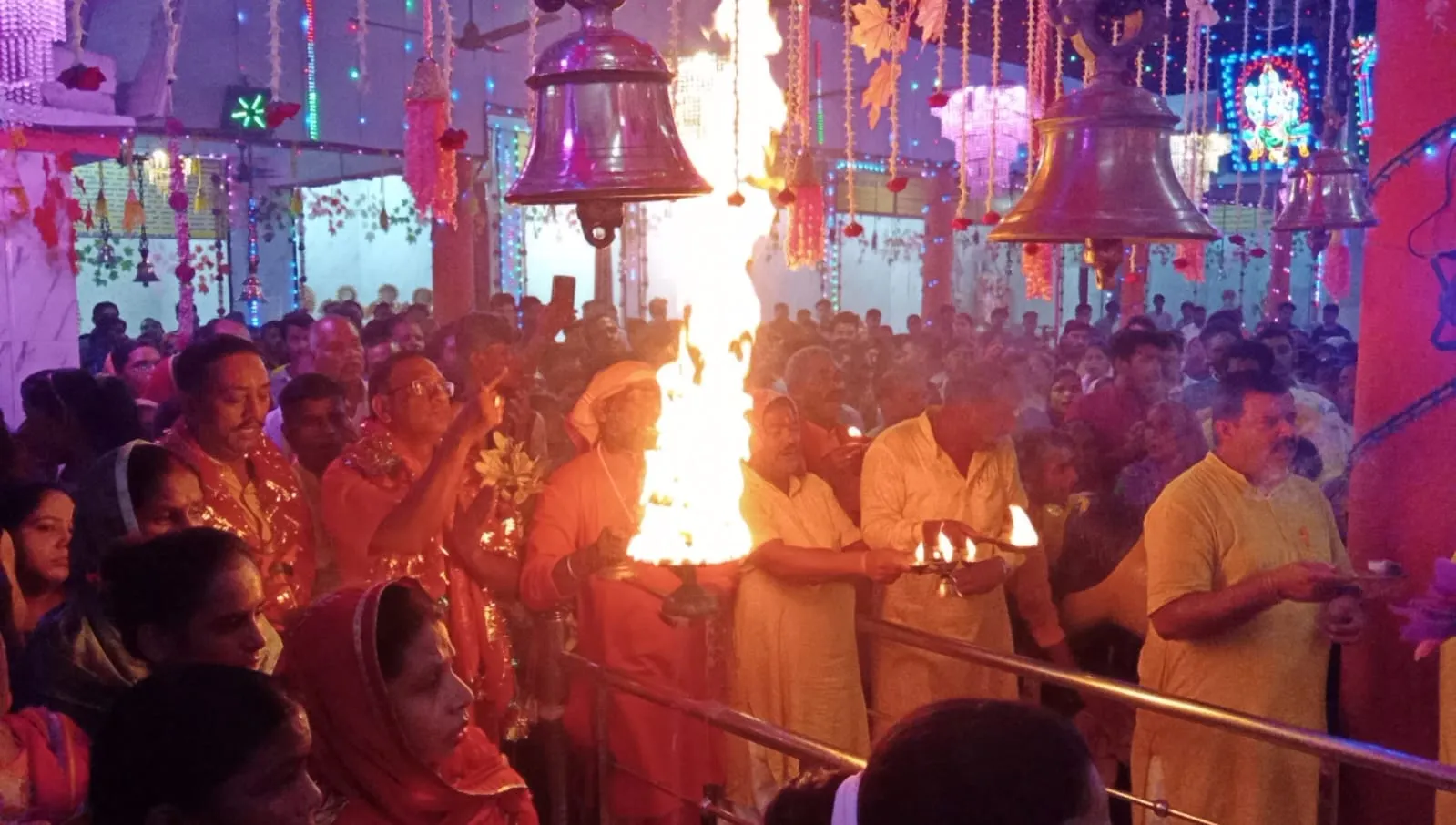 संभल: चामुंडा देवी मंदिर में महाआरती में उमड़ी भक्तों की भीड़, जमकर लगे जयकारे