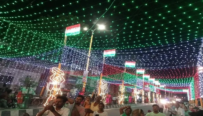 रोशनी से जगमगाया शहर, सड़क और देवी पंडालों में उमड़ी आस्था