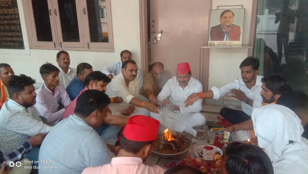 बरेली: SP कार्यालय में हवन का आयोजन, मुलायम सिंह की दीर्घायु के लिए की पूजा-अर्चना