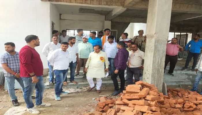 घटिया निर्माण सामग्री देख विधायक का चढ़ा पारा, रूकवाया काम