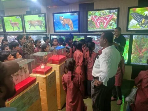 हल्द्वानी: निर्धन बच्चों की खुशी का नहीं रहा ठिकाना, जब देखा औषधीय पौधों का संसार