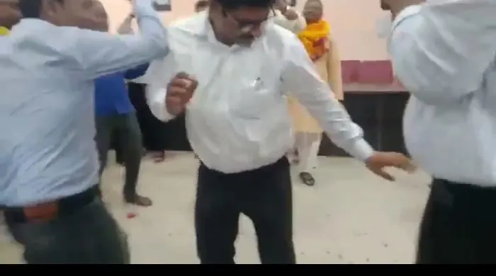 गांधी जयंती पर तहसीलदार ने लगाए ठुमके