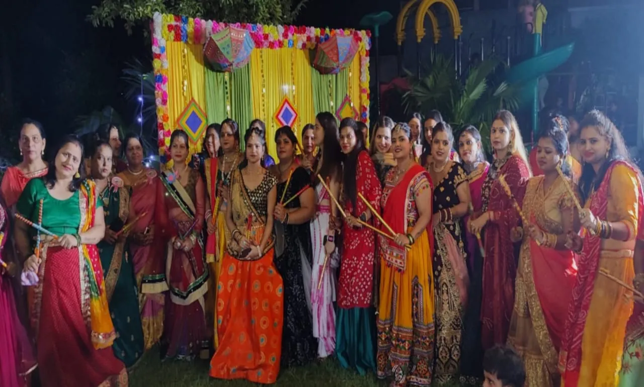 पीलीभीत: महिलाओं और बच्चों ने गरवा नृत्य में बांधा समां, बैज लगाकर किया सम्मानित