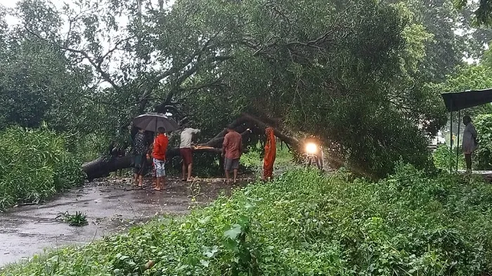 गोंडा: भीषण बारिश से जल प्रलय जैसे हालात, शहर से गांव तक हाहाकार