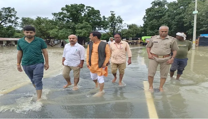 अयोध्या: महापौर ने जलभराव वाले क्षेत्रों का लिया जायजा, अफसरों को दिए निर्देश