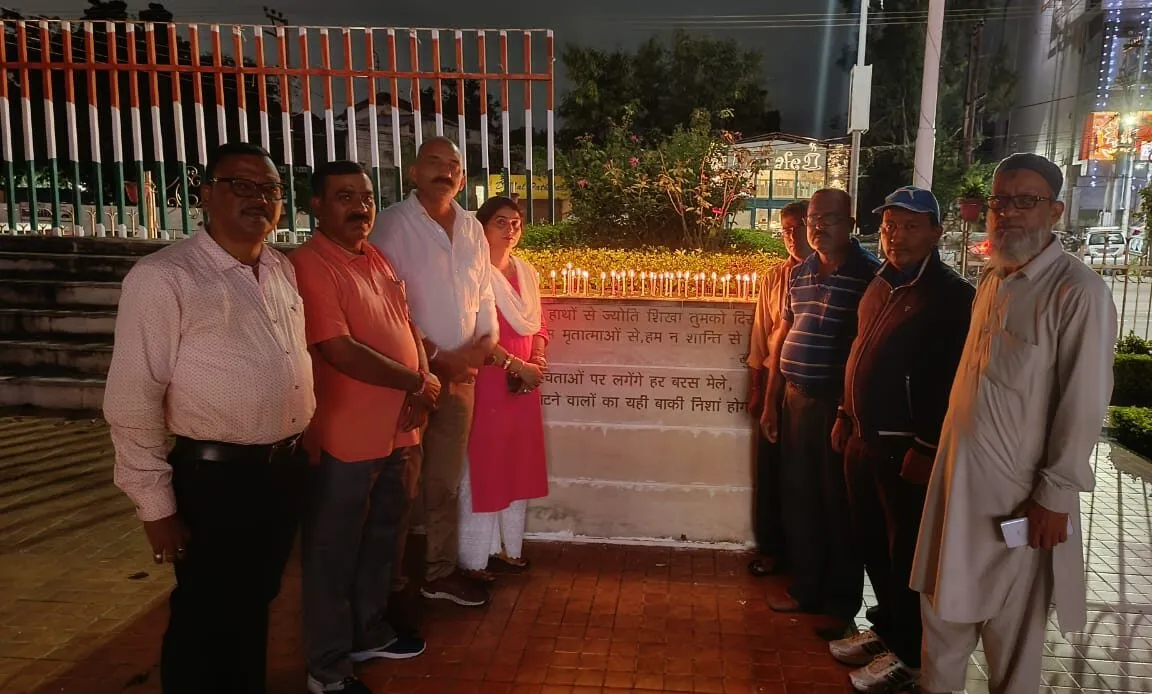 हल्द्वानी: पौड़ी बस हादसे और हिमस्खलन में जान गंवाने वाले पर्वतारोहियों को श्रद्धांजलि, शहीद पार्क में एकजुट हुए लोग