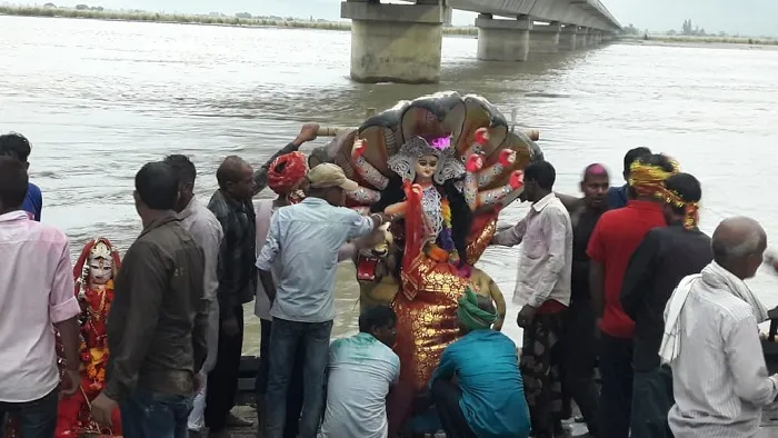 अयोध्या: भारी बारिश के बीच विसर्जन, भंडारा आयोजकों को 20 लाख का नुकसान