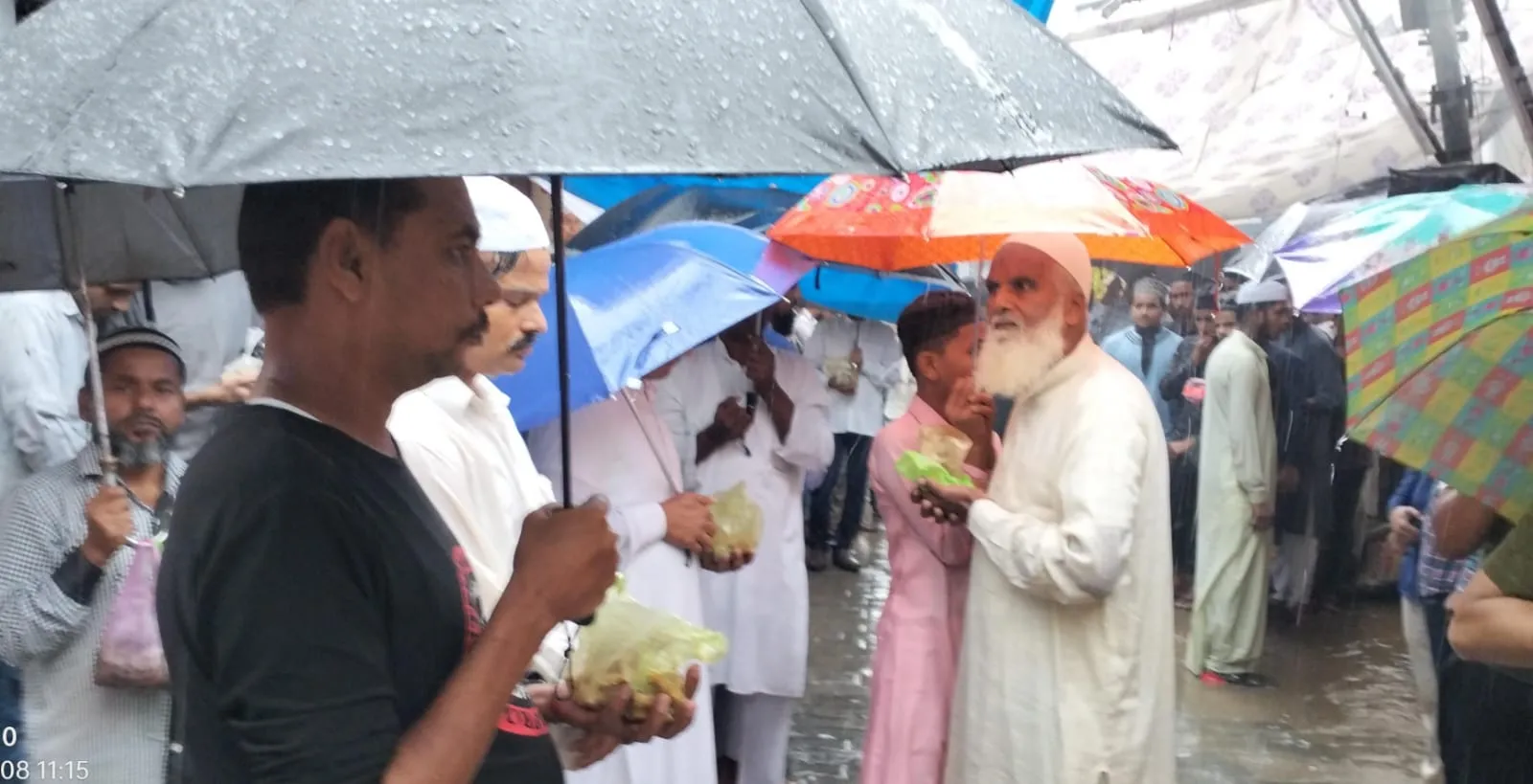 बरेली: बारिश में भीगते हुए उर्स-ए-शराफती की कुल की रस्म में शामिल हुए अकीदतमंद