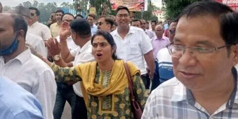 देहरादून: डाउनग्रेड वेतनमान के आदेश से भड़के कर्मचारी, गर्जना रैली निकाली, 10 नवंबर से हड़ताल का ऐलान