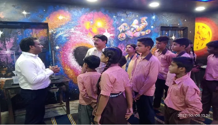 बच्चों को प्रयोगशाला में पढ़ाएं, पुस्तकालय संचालन भी कराएं