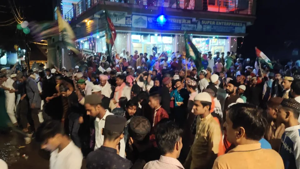 पीलीभीत: धूमधाम से निकाला गया जुलूस-ए-मोहम्मदी, रंग बिरंगी रोशनी से सजाए गए घर और मस्जिद