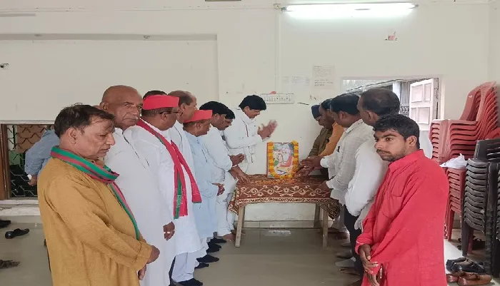गोरखपुर: सपा कार्यालय में मनाई गई महर्षि बाल्मीकि जयंती