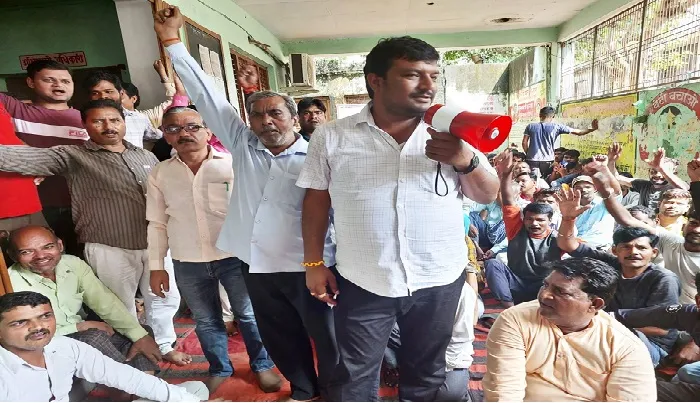 इटावा: उपजिलाधिकारी नही खत्म करा सकीं हड़ताल
