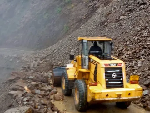 चार दिन से लगातार हो रही बारिश से पहाड़ व मैदान में आफत, टनकपुर-पिथौरागढ़ राष्ट्रीय राजमार्ग में यातायात ठप