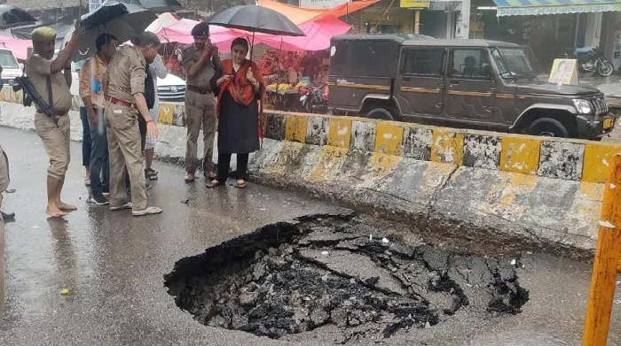 उन्नाव : भारी बारिश से धंसी शहर की तमाम सड़कें
