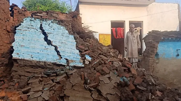 हमीरपुर: लगातार बारिश से जनजीवन अस्त व्यस्त गिरे कई मकान