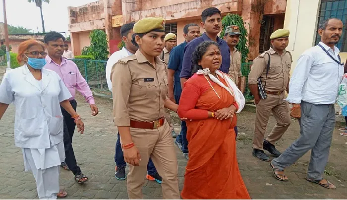 इटावा: मुलायम को श्रद्धांजलि देने आई साध्वी निरंजन को फ्रेक्चर