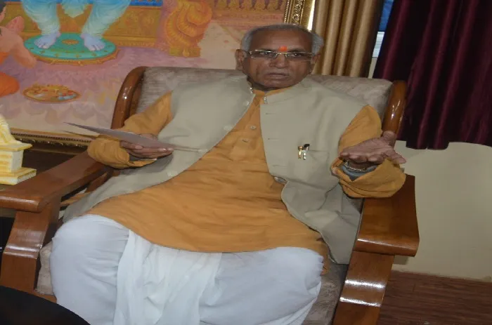 अयोध्या: बरसात के कारण रुका मंदिर निर्माण का कार्य, दलदल में फंसी मशीनें